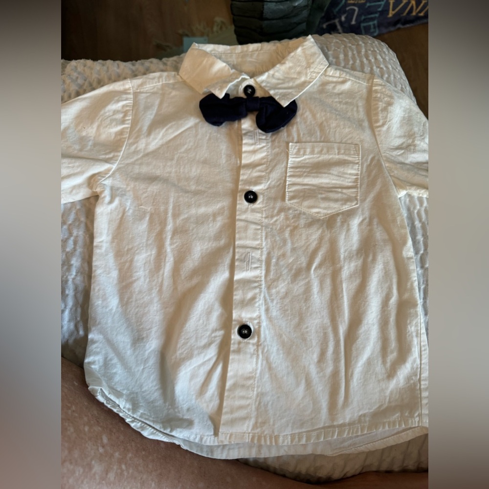 It’s 2-4t dress shirt with bow tie great shape!